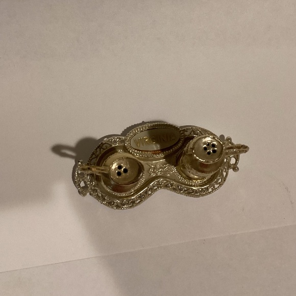 Vintage Virginia Salt & Pepper Shakers Metal Mini Jugs & Tray Made in Japan - Picture 8 of 10